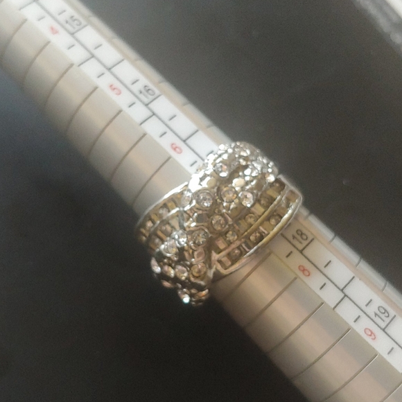 Beautiful ring - Picture 2 of 6